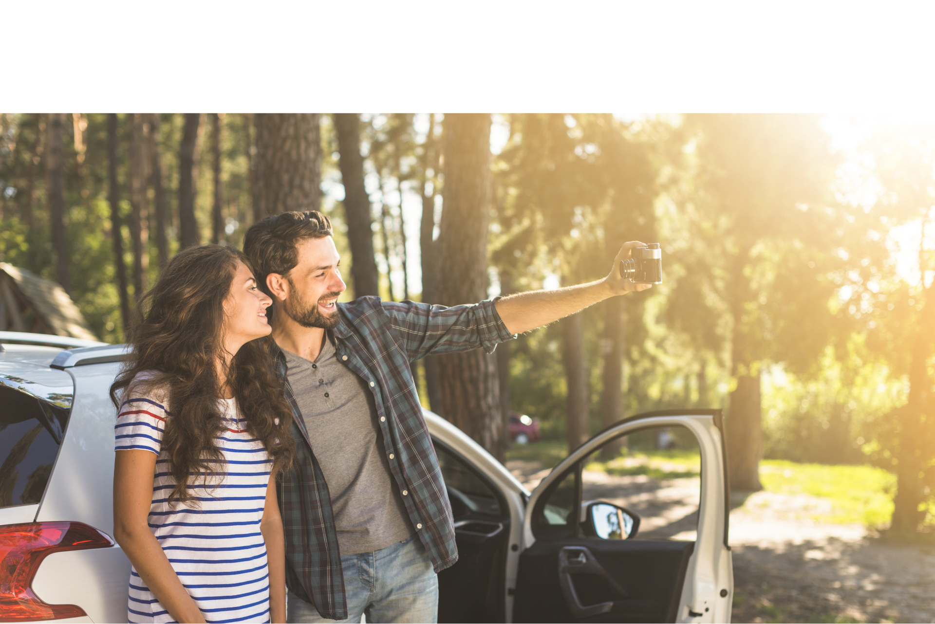 deux-hommes-se-tiennent-dans-salle-exposition-contre-voitures-gros-plan-directeur-ventes-dans-costume-qui-vend-voiture-client-vendeur-donne-cle-au-client (1).png